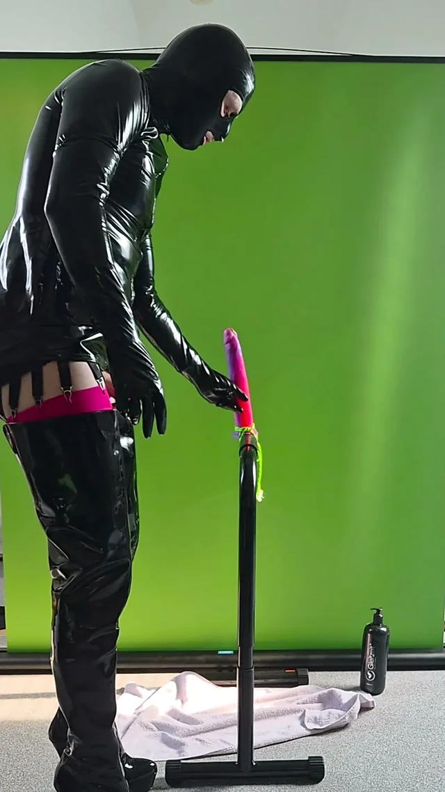 PVC ve Rugan Çizmelerle Aşırı Anal Dildo Derin Sürüş