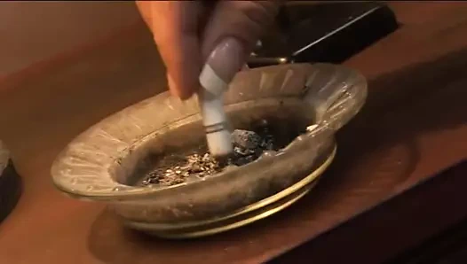 Sıcak kızıl bacaklarını geniş yayıyor ve ıslak kutu parmaklı ve yaladı alır