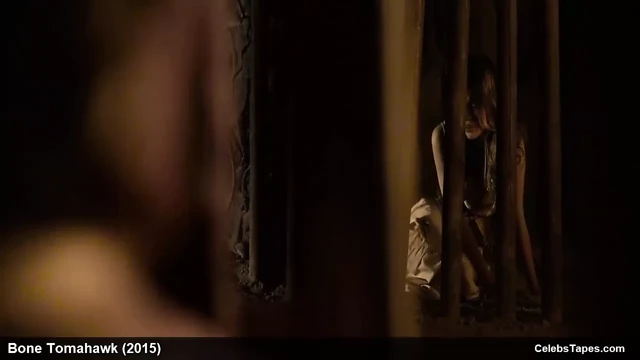Sevimli ünlü lili simmons shakes ona şımarık memeler sırasında seks