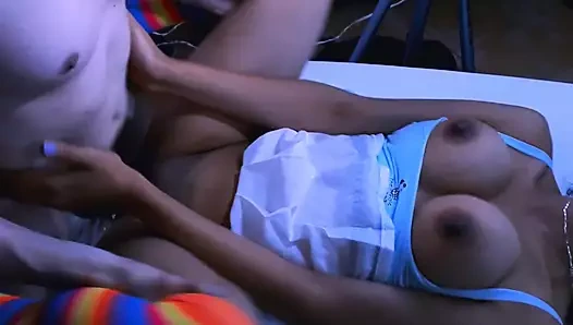 Arkadaşının üvey annesi, yatakta nasıl yapılacağını bilen şehvetli ve baştan çıkarıcı bir kadındı ve onu durduramadı.