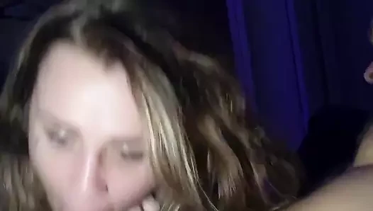 Üvey erkek kardeşinin sikini emiyor