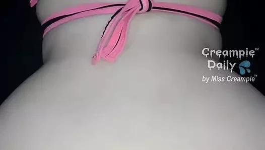 Tay genç sürtük antrenmandan sonra bir Creampie ve kıçına bazı jizz alır spor salonunda