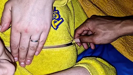 Büyük götlü kız üvey babasıyla sikişiyor, bu yüzden annesinin haberi olmadan partiye gitmesine izin verecek