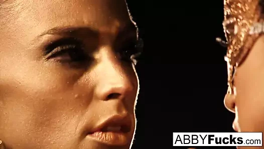 Altın heykeller canlanıyor ve birbirlerini yiyorlar!