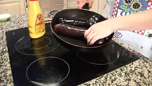 Esmer hatun yapay penis ve erkek arkadaşıyla oynamayı seviyor