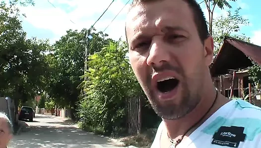 Sarışın Alman havuzda