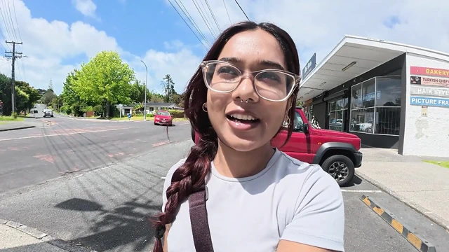 Minyon desi mia z açık havada yürüyüşte mastürbasyon yapıyor