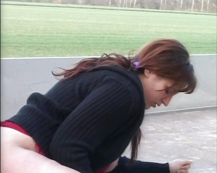 Tombul, şişman ve büyük memeli Alman 90'lardan amatör açık havada porno çekiyor