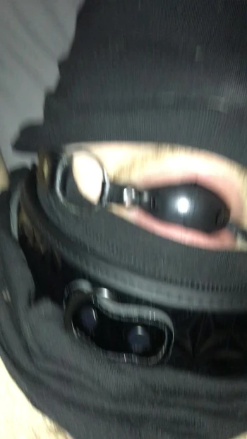 Сисси заперли и одели