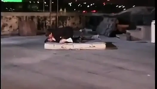 Bu edepsiz küçük fahişe efendisi tarafından sikişiyor ve emiyor