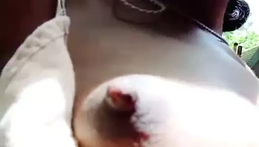 Görüntülü görüşmede göğüsleri gösterme