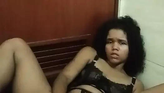 Dildomu ıslak amcığımla emiyor ve sikiyorum