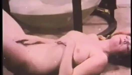 Büyük doğal memeli ateşli koyu saçlı güzellik kıllı amıyla oynamayı seviyor