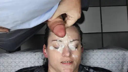 Gözler sıvazlanmış 2 büyük dölle kapatılmış