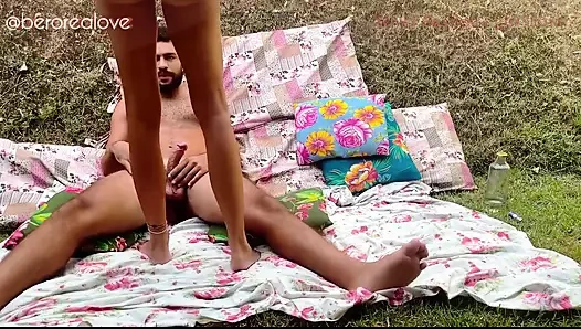 Evin arka bahçesinde öğleden sonra