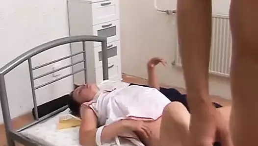 Birkaç adam bu azgın Alman hemşireyi sikiyor