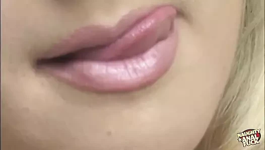 Sarışın güzeli bahçesinde mastürbasyon yaparken yakalamanın sonucu kalın, derin bir anal döllemedir.