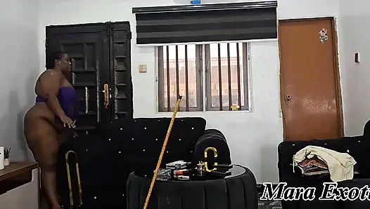 Şişman götlü zenci orta yaşlı seksi kadın çıplak temizliyor