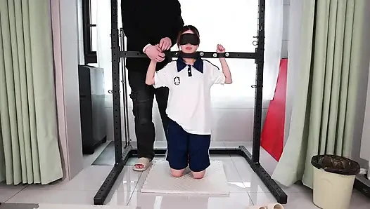 Yerinde metal tıkaçlı bir kız, diliyle oynuyor