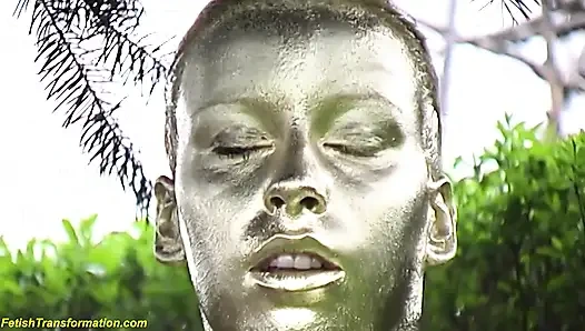 Çılgın açık havada altın metalik boyalı büyük memeli heykel kız