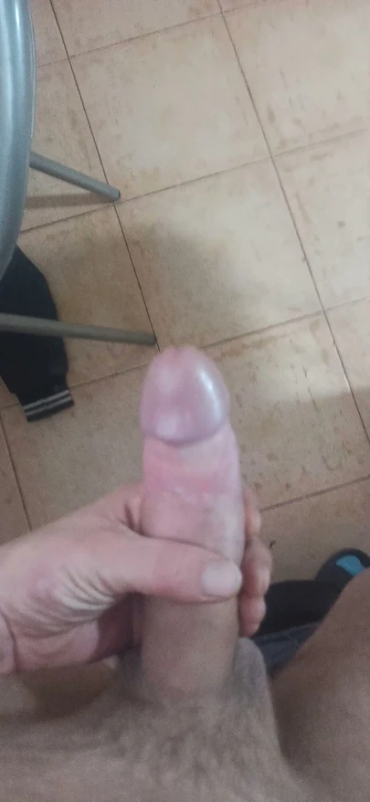 Bak ne kadar yakışıklı ve sert—sadece seni istiyor.