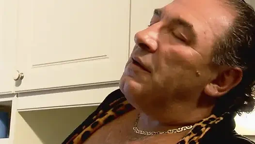 Sarışın orta yaşlı seksi kadın ağzını ve amını büyük yarakla dolduruyor