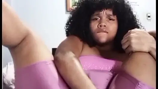 Büyük göt sallıyor ve kıllı amcık fışkırtıyor