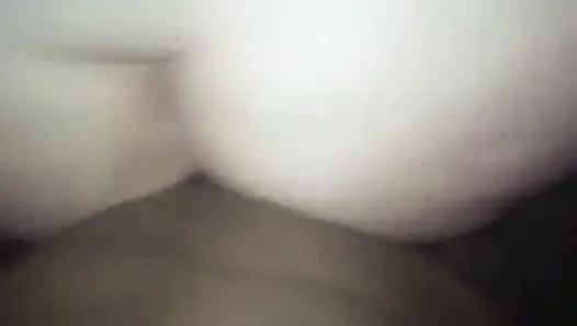 Büyük siyah yarağının üstüne oturuyor ve büyük götümü zıplıyor