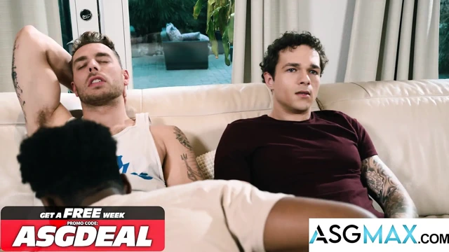 Yıkıcı filmler - domaltarak sikişen heteroseksüel adamlar boşalmalarına yardım etmesi için arkadaşını davet ediyor