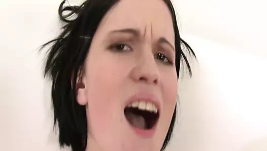 Kısa saçlı ve harika vücutlu seksi esmer anal seks yapıyor