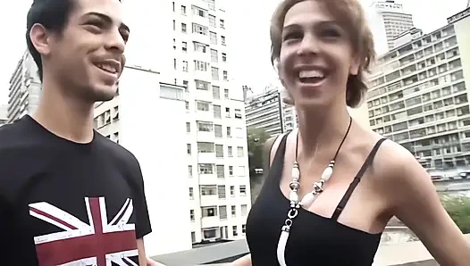 Adam sevimli ve kadınsı bir transeksüel tarafından sikiliyor