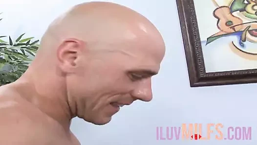 Sahte memeli orta yaşlı seksi kadın sırılsıklam oluyor