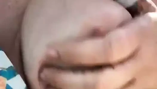 Göğüsleri trafikte göstermek