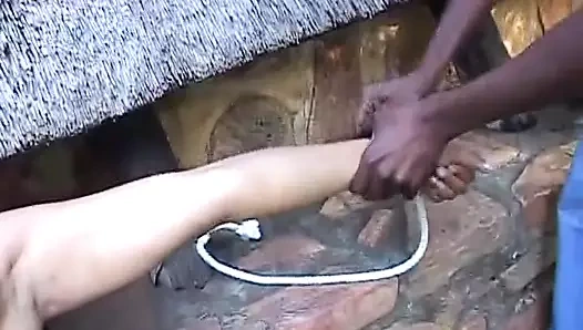 Ateşli zenci Alman bebek sakso çekmeden önce sert şaplak yiyor