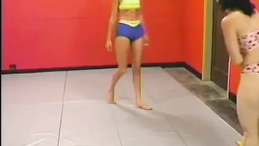 Şaşırtıcı Fransız kızlar güreş parkında dildo paylaşıyor