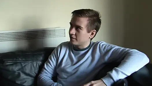 Azgın üvey kız kardeş yatakta üvey erkek kardeşinin yarağını emiyor ve sikişiyor