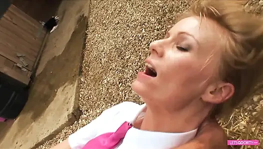 Komik adam diğer sikişi izliyor ve sonra sürtük sarışından anını alıyor