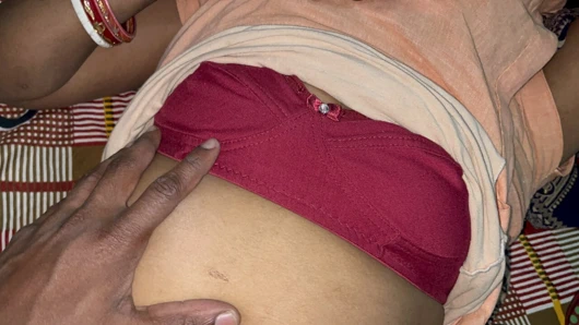 18 yaşındaki kız odada yeni oğlanla sikişiyor