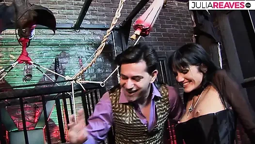 Ateşli kız büyük bir yarağa binerken başka biri büyük zevkle klitorisini yalıyor