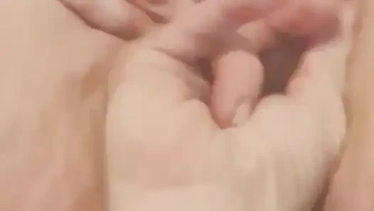 Kocası klitorisini ovalarken karısının göt deliğini parmaklıyor