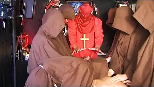 Sarışın Alman genç erkek avcısı BDSM'de domine ediliyor ve parmaklanıyor