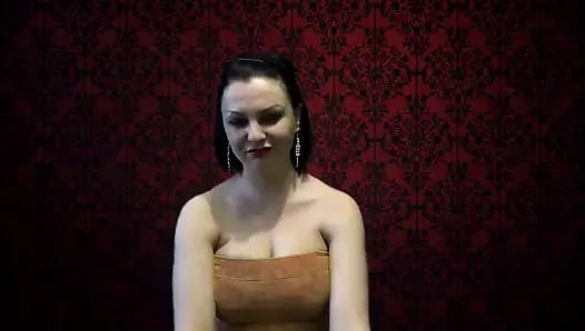 Edepsizce konuşan esmer orta yaşlı seksi kadın