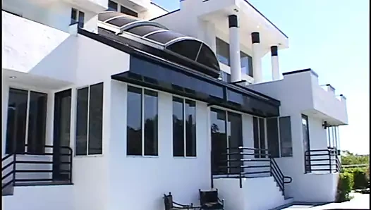 İki sapık kız arkadaş oturma odasında yarak paylaşmadan önce havuz başında seks yapıyor