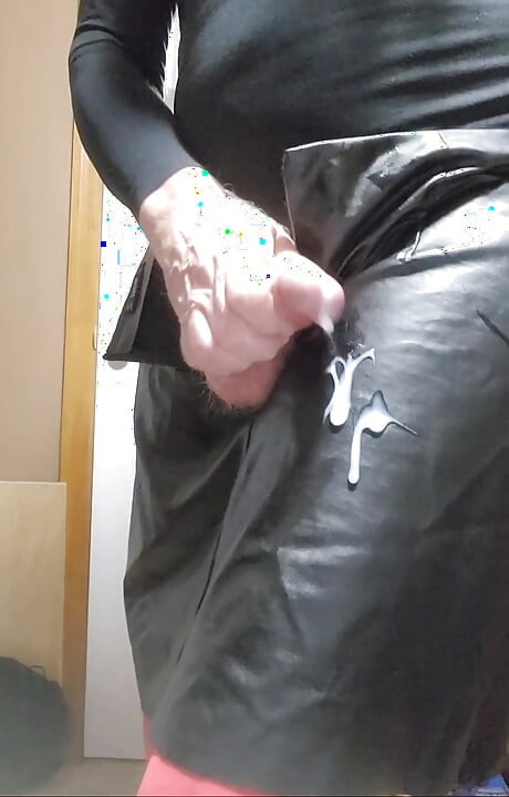 Travesti, mastürbasyon ve siyah deri etek kırmızı külotlu çorap.