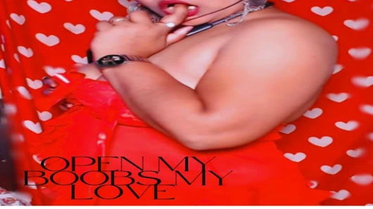 Seksi Hintli muhteşem model kızlar göğüslerini açıyor kırmızı sutyen seksi görünümlü meme ucu frikik