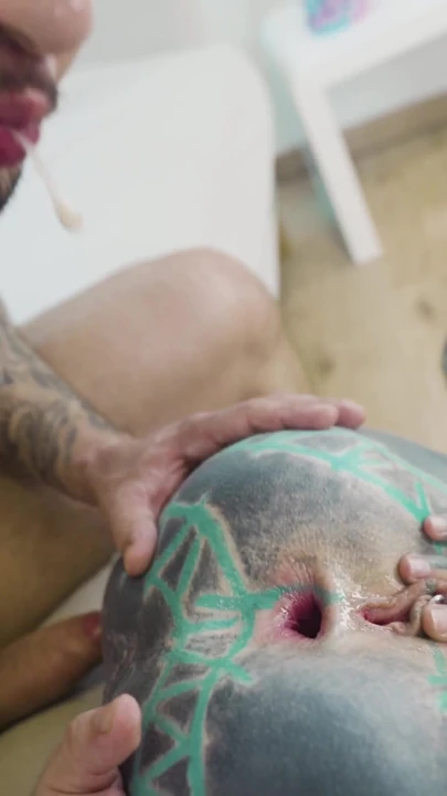 İkinci bölüm tamamen dövmeli kız tüm deliklerini büyük bir yarakla siktiriyor ve anal ağzına çifte penetrasyon alıyor | Klip 3