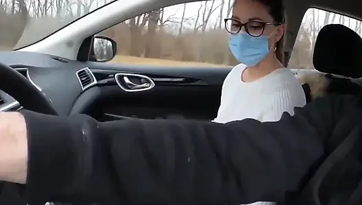Ekose etekli genç kız kar yağışlı bir günde bir yabancıdan okula biniyor