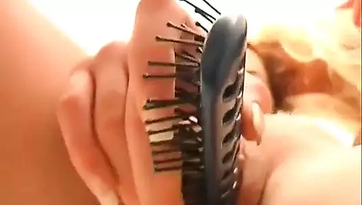 İki genç lezbiyen duş suyunun altında mastürbasyon yaparken sokmak için yeni nesneler deniyor