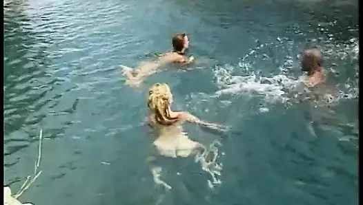 seksi kızıl saçlı deepthroats bir uzun siyah horoz sonra alır fucked