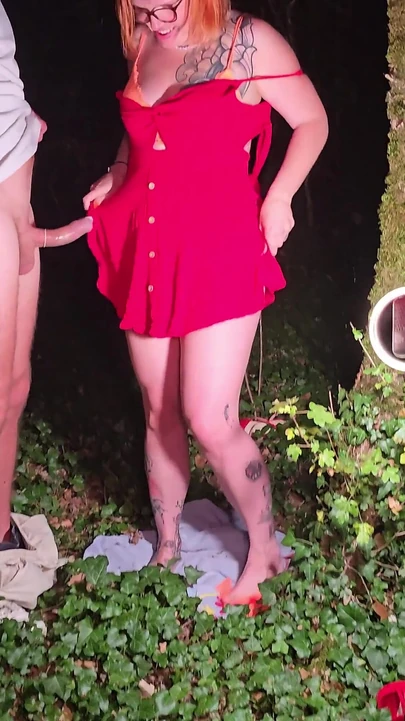 Kırmızı başlıklı kız büyük kötü kurdu ağaçtaki tüm deliklere sokuyor